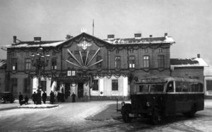 Lietuvos Nepriklausomybės atkūrimo 20-mečio proga papuošta geležinkelio stotis.