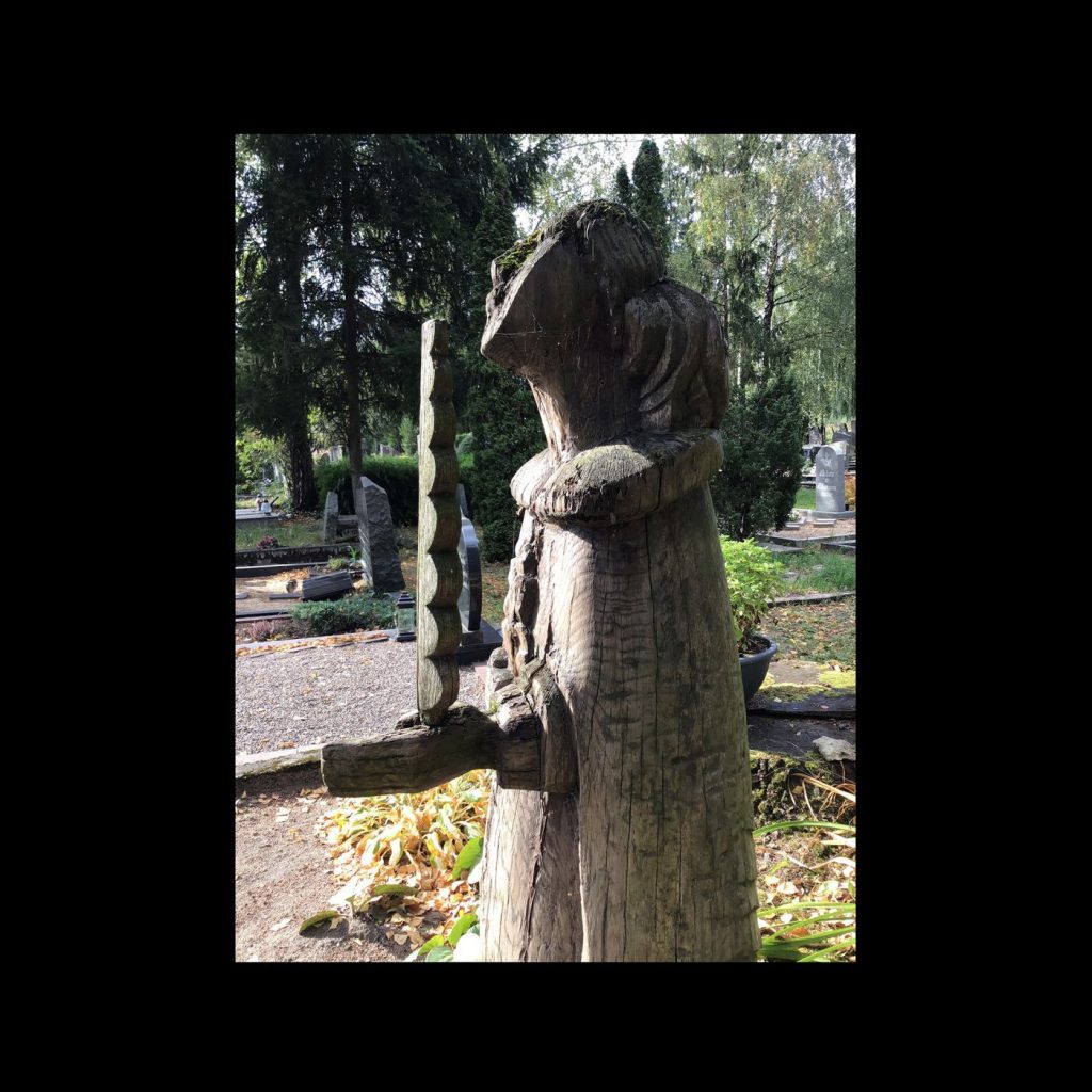 (Pavardė nebeįskaitoma) Vaizduojama mergaitė su verba. Ąžuolas, H – 1,70 m. Romainių kapinės, Kauno raj. // Paminklas skirtas žmogui, kuris mirė kitą dieną po širdies operacijos.