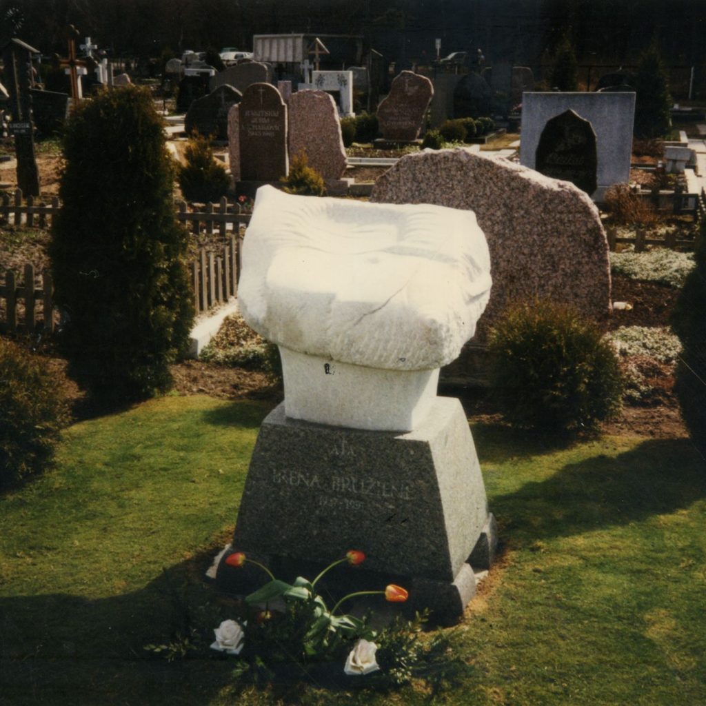 Irenos Bružienės antkapis. Šlifuotas marmuras, pilkas granitas. 1992 m. Lėbartų kapinės, Klaipėda. Paminklas neišlikęs.