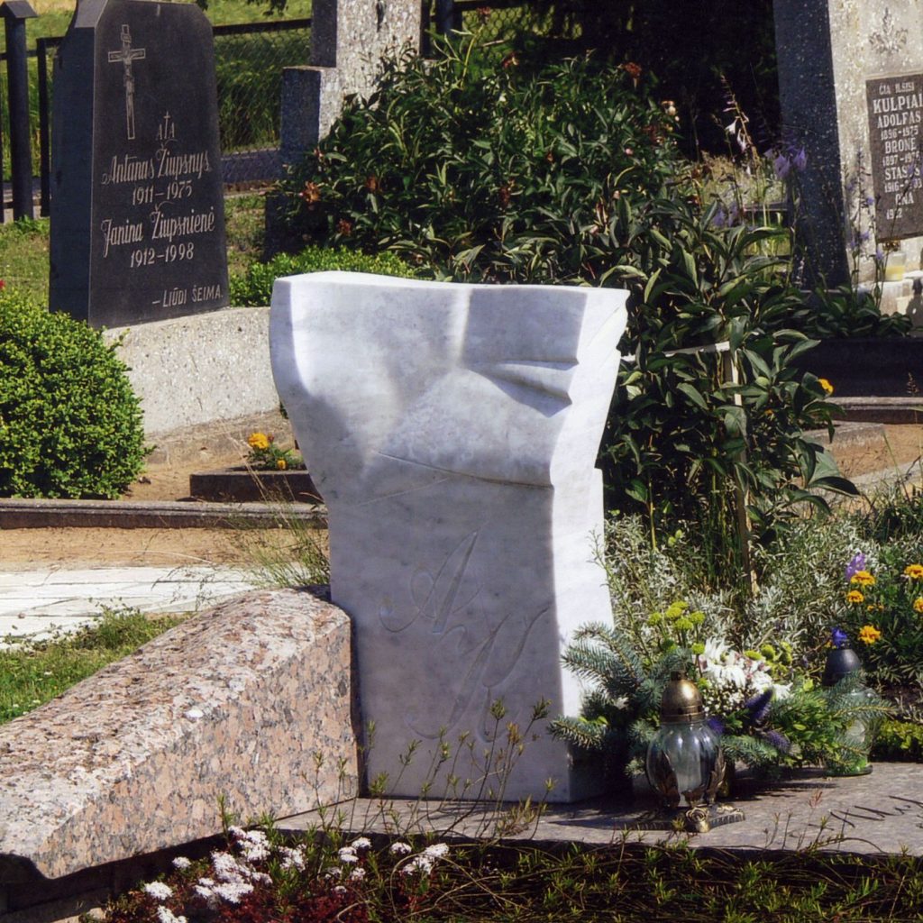 A. Kablio kapavietė. Marmuras, šlifuotas granitas. 2005(06) m. Senosios Gudžiūnų kapinės, Kėdainių raj.
