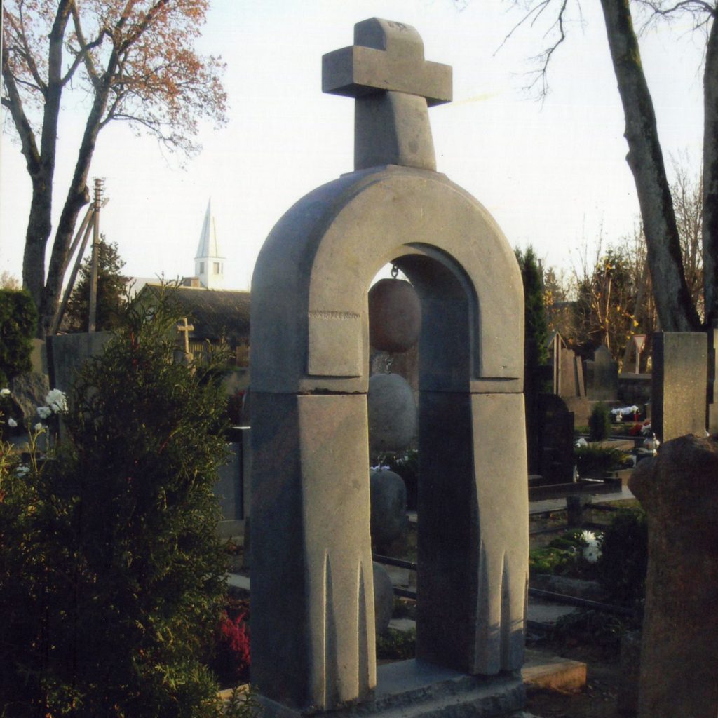 Paliliūnų antkapinis paminklas. Rožančiaus karoliai šlifuoti, poliruotas granitas. 2014 m. Ramygalos senosios kapinės