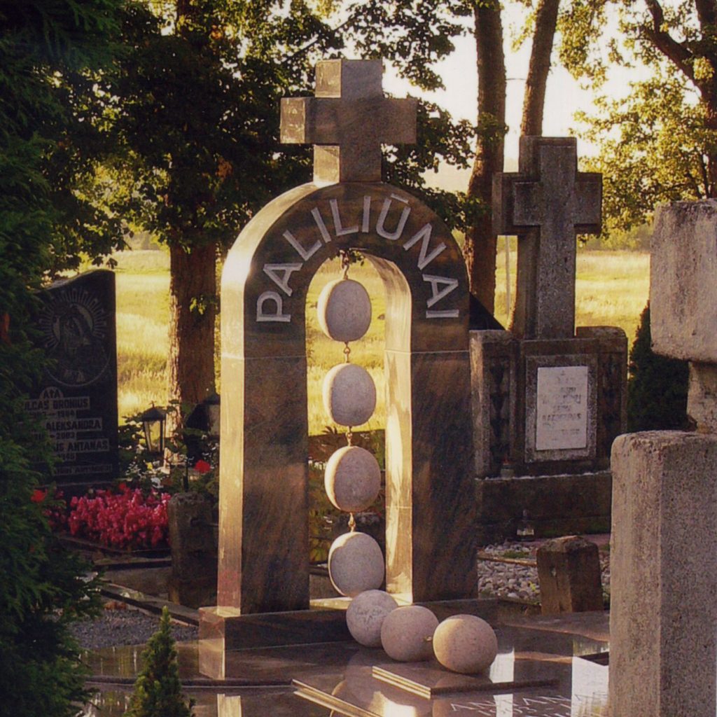 Paliliūnų antkapinis paminklas. Rožančiaus karoliai šlifuoti, poliruotas granitas. 2014 m. Ramygalos senosios kapinės