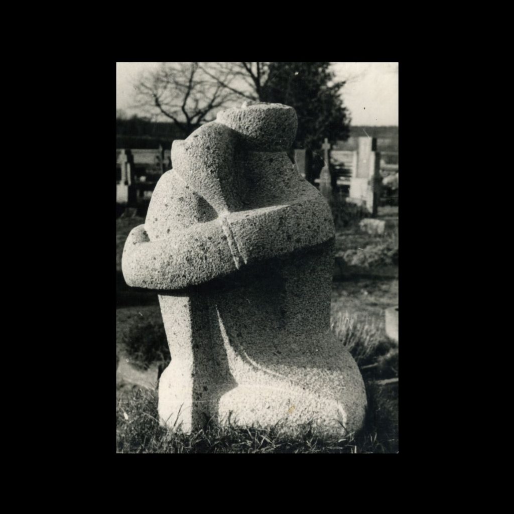 Naktinių šeimos kapavietė. Bučerduotas granitas. 1973 m. Papilio kapinės, Biržų raj. // Sūnus studentas nuskendo ežere, paminklą užsakė tėvai.