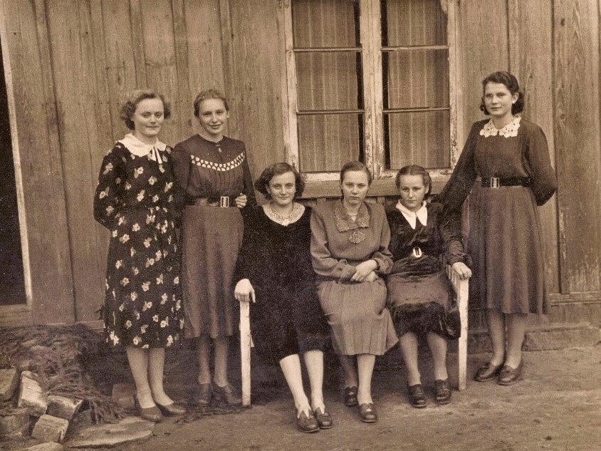 Jaunos merginos Dreižiuose ~ 1960
Iš dešinės stovi Annos Vytienės dukra Irmgard, iš kairės – jos pusseserė, Lenos Paurienės dukra Gerda, antra nežinoma. Iš kairės sėdi pusseserės Erika ir Erna, trečia – nežinoma. 
